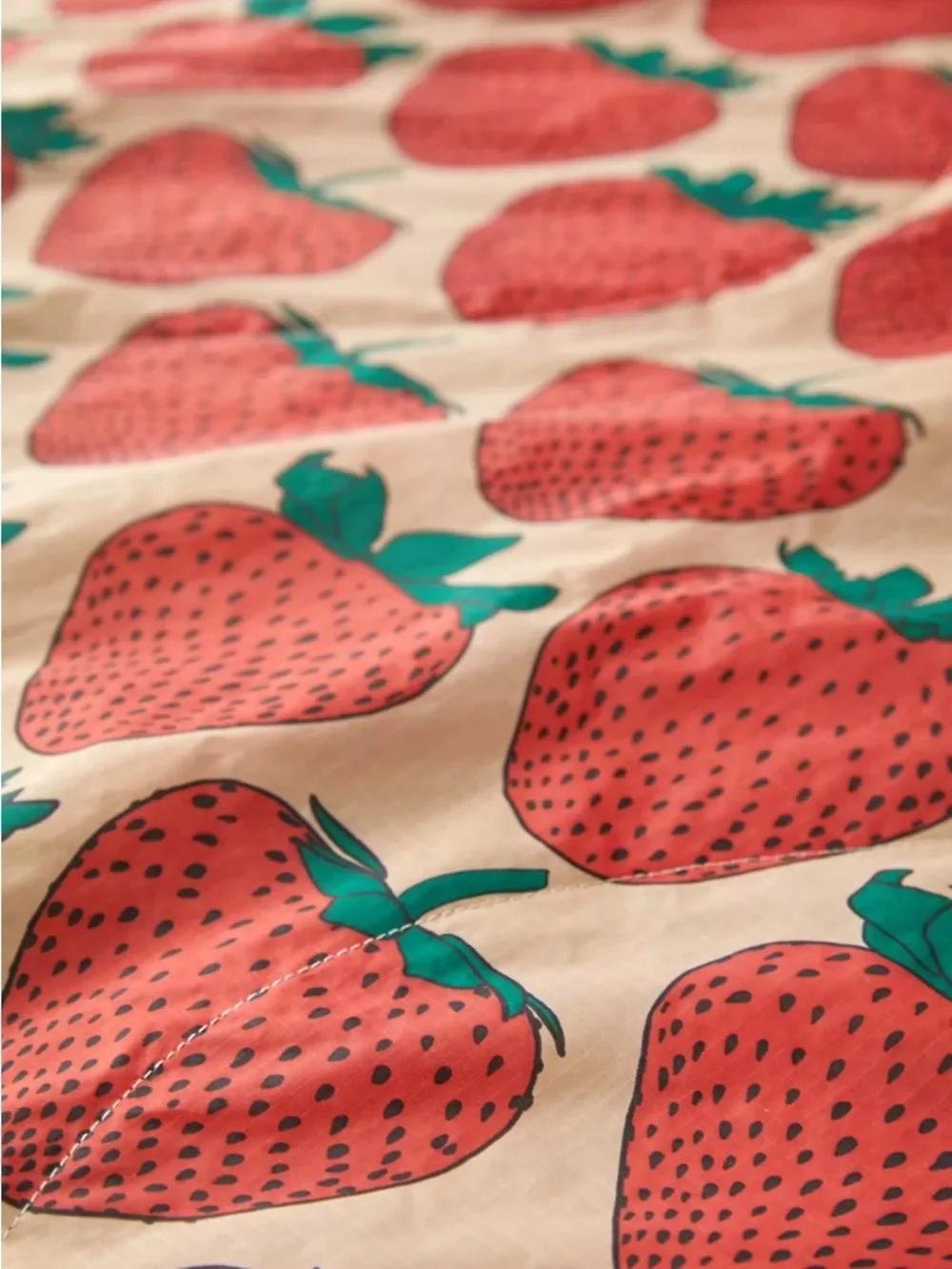 BAGGU Puffy Picnic Blanket Strawberryp